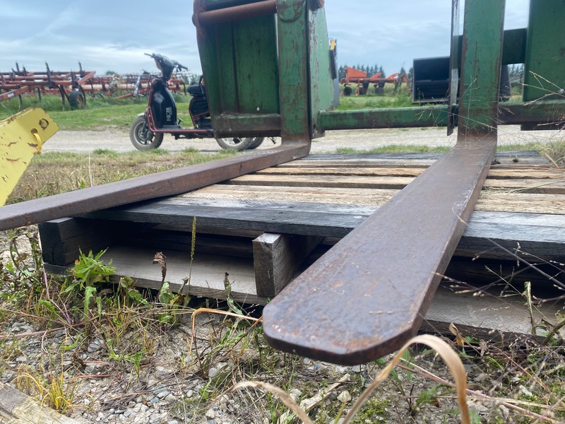 Attachments  John Deere Pallet Forks Photo